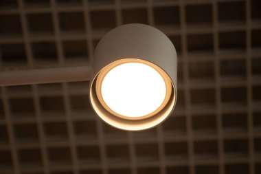 Akşam tavanda yuvarlak beyaz bir lamba, arka planda bir lamba, gece lamba ışığı.