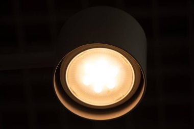 Akşam tavanda yuvarlak beyaz bir lamba, arka planda bir lamba, gece lamba ışığı.