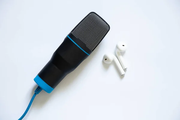 Schwarzes Mikrofon Und Weiße Drahtlose Kopfhörer Auf Isoliertem Hintergrund Musikmikrofon — Stockfoto