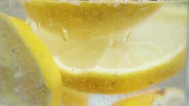 limon köpüklü suda bardakta güneş altında bir masada, su limonlu, iç