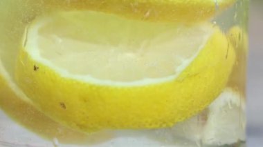 limon köpüklü suda bardakta güneş altında bir masada, su limonlu, iç