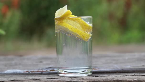 Limão Água Brilhante Copo Uma Mesa Sol Água Com Limão — Vídeo de Stock