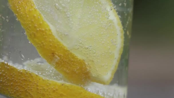 Limone Acqua Frizzante Bicchiere Tavolo Sole Acqua Con Limone Bevanda — Video Stock