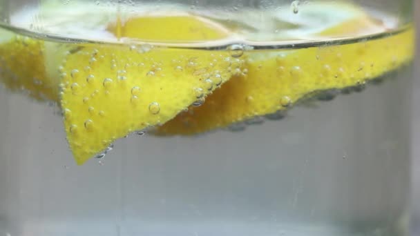 Лимон Газированной Воде Стакане Столе Солнце Вода Лимоном Питье — стоковое видео