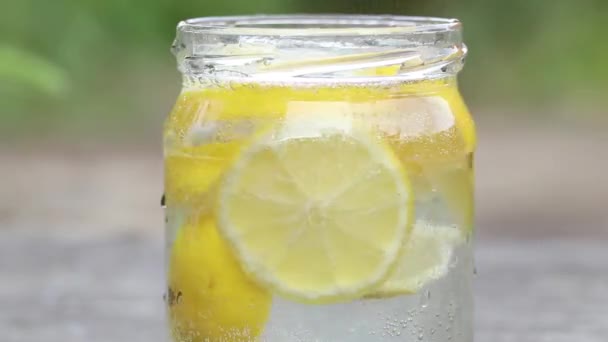 Limon Köpüklü Suda Bardakta Güneş Altında Bir Masada Limonlu — Stok video