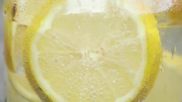 Citron Šumivé Vodě Sklenici Slunečním Stolku Voda Citronem Nápoj — Stock video