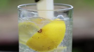 limon köpüklü suda bardakta güneş altında bir masada, su limonlu, iç