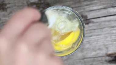 limon köpüklü suda bardakta güneş altında bir masada, su limonlu, iç