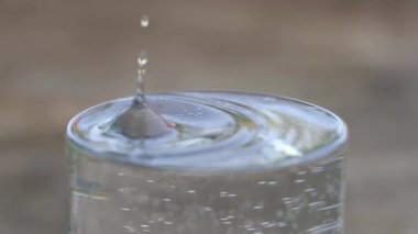 Su damlaları bir bardak suya düşer, bardakta su, su damlası