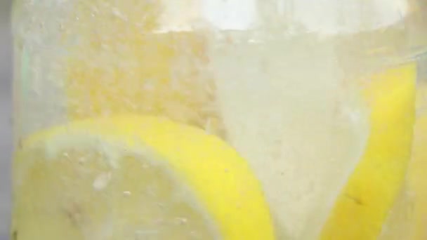 Citron Glittrande Vatten Ett Glas Ett Bord Solen Vatten Med — Stockvideo