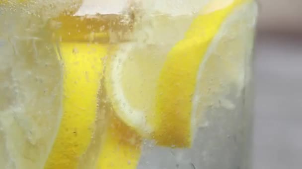 Limone Acqua Frizzante Bicchiere Tavolo Sole Acqua Con Limone Bevanda — Video Stock