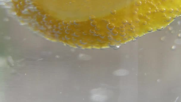 Лимон Ігристій Воді Склянці Столі Сонці Вода Лимоном Пити — стокове відео