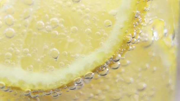 Zitrone Sprudelndem Wasser Einem Glas Auf Einem Tisch Der Sonne — Stockvideo