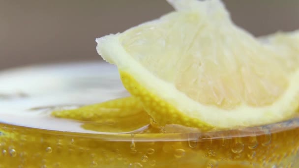 Limone Acqua Frizzante Bicchiere Tavolo Sole Acqua Con Limone Bevanda — Video Stock