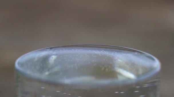 Vatten Droppar Faller Ett Glas Vatten Vatten Ett Glas Vatten — Stockvideo