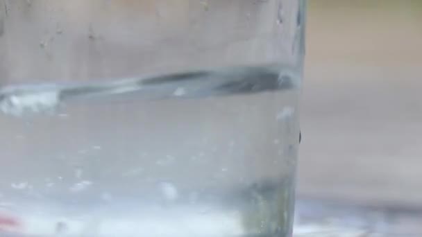 桌上的杯子里的水 杯子里的水 — 图库视频影像