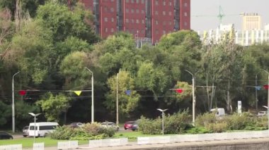 Ukrayna Dnipro 31.08.2021 - Sabah Dnipro şehrinin merkez caddesi boyunca bir araba sürüyorum, Dnipro şehri, şehir sabah trafiği, şehir merkezi