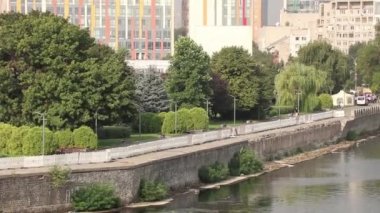 Ukrayna Dnipro 31.08.2021 - Sabah Dnipro şehrinin merkez caddesi boyunca bir araba sürüyorum, Dnipro şehri, şehir sabah trafiği, şehir merkezi