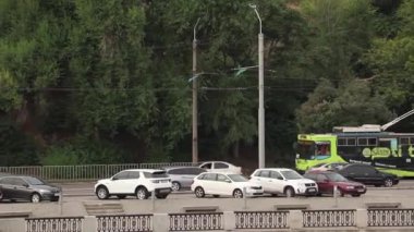 Ukrayna Dnipro 31.08.2021 - Sabah Dnipro şehrinin merkez caddesi boyunca bir araba sürüyorum, Dnipro şehri, şehir sabah trafiği, şehir merkezi