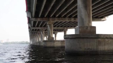 Dinyeper nehrindeki köprü sütunları, Dinyeper nehrindeki köprünün altından manzara, Ukrayna nehri üzerindeki eski beton köprü.