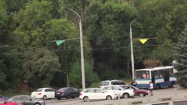 Ucrânia Dnipro 2021 Manhã Dirijo Carro Longo Rua Central Cidade — Vídeo de Stock