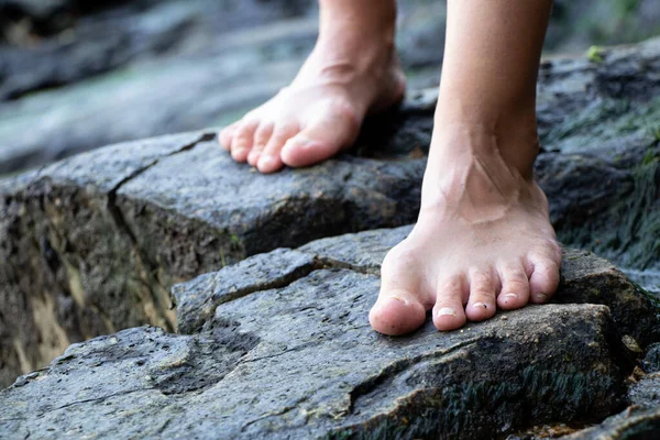 Pies Desnudos Femeninos Sobre Piedras Granito Cantera Pies Desnudos Sobre — Foto de Stock