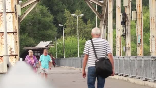 Ucraina Dnipro 2021 Gente Cammina Lungo Ponte Nel Parco Mattina — Video Stock