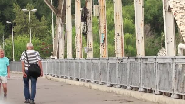 Ukrajina Dnipro 2021 Lidé Chodí Mostě Parku Ráno Srpnu Lidé — Stock video
