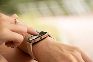 Sokakta kızın elindeki akıllı saat, akıllı saat.