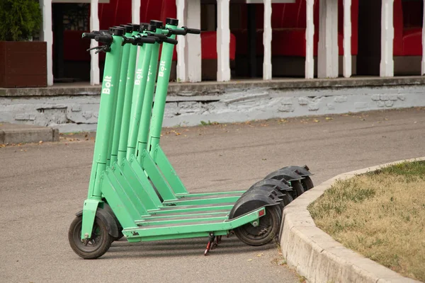 Ucrania Dnipro 2021 Alquiler Scooters Eléctricos Verdes Parque Ciudad Transporte — Foto de Stock