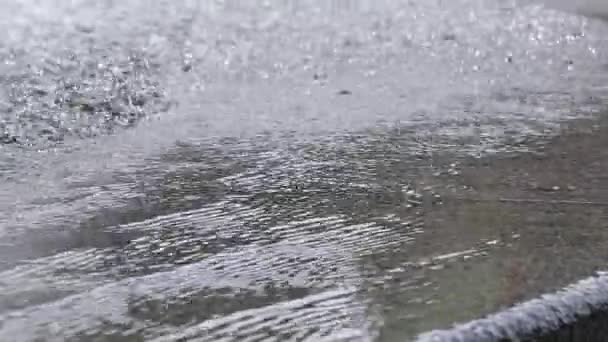 Miasto Okrągła Fontanna Nasypie Wodospad Fontanna Zbliżenie Krople Wody Woda — Wideo stockowe