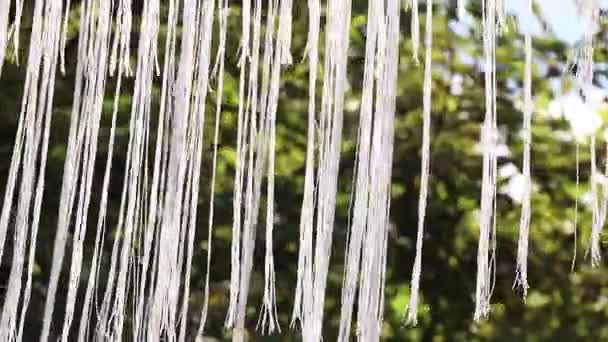 Nce Beyaz Iplerden Yapılmış Bir Avize Sokakta Ağırlıklar Rüzgarda Sallanarak — Stok video