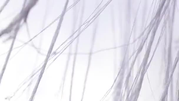 Nce Beyaz Iplerden Yapılmış Bir Avize Sokakta Ağırlıklar Rüzgarda Sallanarak — Stok video