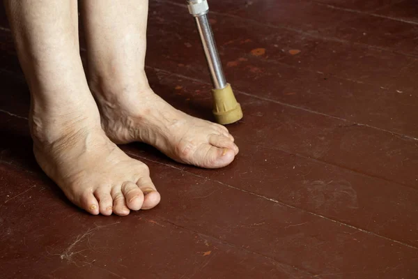 Pies Una Abuela Vieja Piso Madera Sucio Soledad Pies Anciano — Foto de Stock