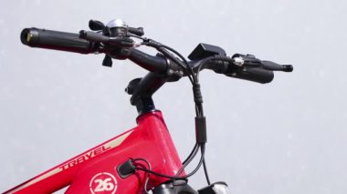 Ukrayna Dnepr 7.09.2021 - HIMO C26 Kırmızı elektrikli bisiklet şehrin güneş çeşmesini, elektrik naklini, parktaki şehirlerde bir bisikleti yükseltmeye değer