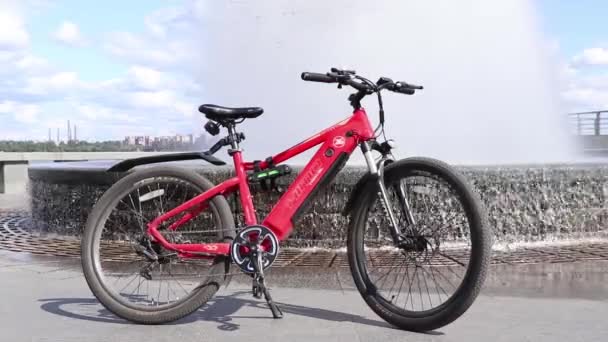 Ukraina Dniepr 2021 Rower Elektryczny Himo C26 Red Warto Podnieść — Wideo stockowe