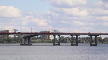 Yol taşıma köprüsü Dinyeper Nehri 'ni geçerek yazın güneşli bir günde şehrin sol kıyısına ulaşır.