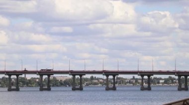 Yol taşıma köprüsü Dinyeper Nehri 'ni geçerek yazın güneşli bir günde şehrin sol kıyısına ulaşır.