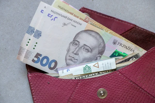 Pět Set Hřivna Bankovka Leží Červené Kožené Peněžence Stole Ukrajinská — Stock fotografie