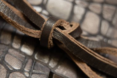 Erkeklerin makro fotoğraflarında düğümlü kahverengi deri dantel, ayakkabılarında deri bağcıklar.