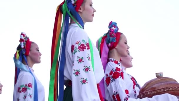 Ukrajina Dnipro 2021 Ukrajinský Lidový Tanec Vyšívaných Košilích Jevišti Den — Stock video
