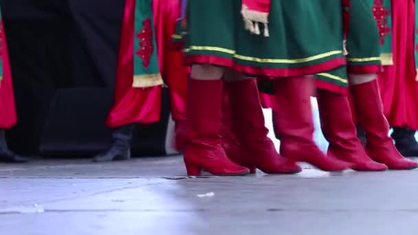 Geleneksel Ukrayna Kostümlü Kızlar Yüksek Kırmızı Çizmeler Sokakta Dans Ediyorlar — Stok video