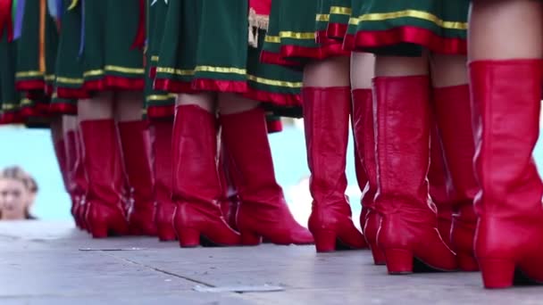 Dziewczyny Tradycyjnym Ukraińskim Stroju Wysokie Czerwone Buty Taniec Scenie Ulicy — Wideo stockowe
