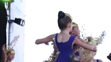 Ukrayna Dnipro 11.09.2021 - Dnipro şehrinin merkezinde bir konser için genç dansçıların dans gösterisi