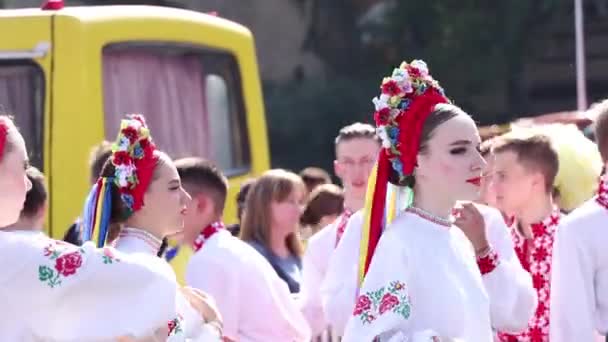 Украина Днепр 2021 Девушки Украинских Народных Вышитых Футболках Кулисами Готовятся — стоковое видео