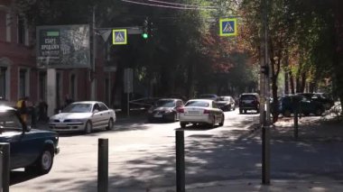 Ukrayna Dnipro 09.11.2021 - şehir merkezinde sonbaharda sabah erken saatlerde arabaların ve şehir sakinlerinin olduğu yol, Dinyeper şehrinin bir caddesi.