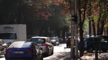 Ukrayna Dnipro 09.11.2021 - şehir merkezinde sonbaharda sabah erken saatlerde arabaların ve şehir sakinlerinin olduğu yol, Dinyeper şehrinin bir caddesi.