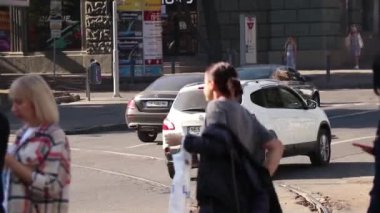 Ukrayna Dnipro 09.11.2021 - şehir merkezinde sonbaharda sabah erken saatlerde arabaların ve şehir sakinlerinin olduğu yol, Dinyeper şehrinin bir caddesi.