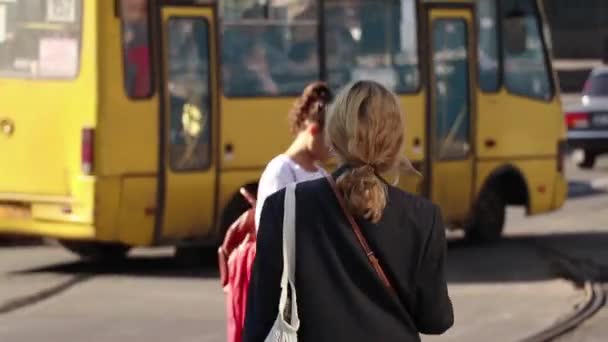 Ukrajna Dnipro 2021 Város Központjában Autókkal Városlakókkal Kora Ősszel Nap — Stock videók