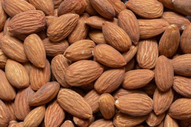 Soyutlanmış arka planda badem, çiğ ceviz